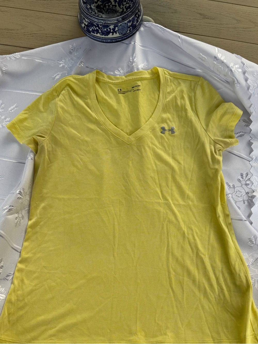 Under Armour HeatGear Yellow V-Neck Athletic T-Shirt Size Small